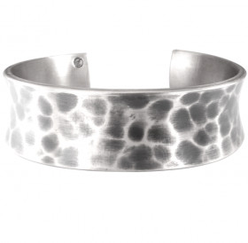 Браслет кованый, тонированный, вогнутый. Толщина 2,6 мм