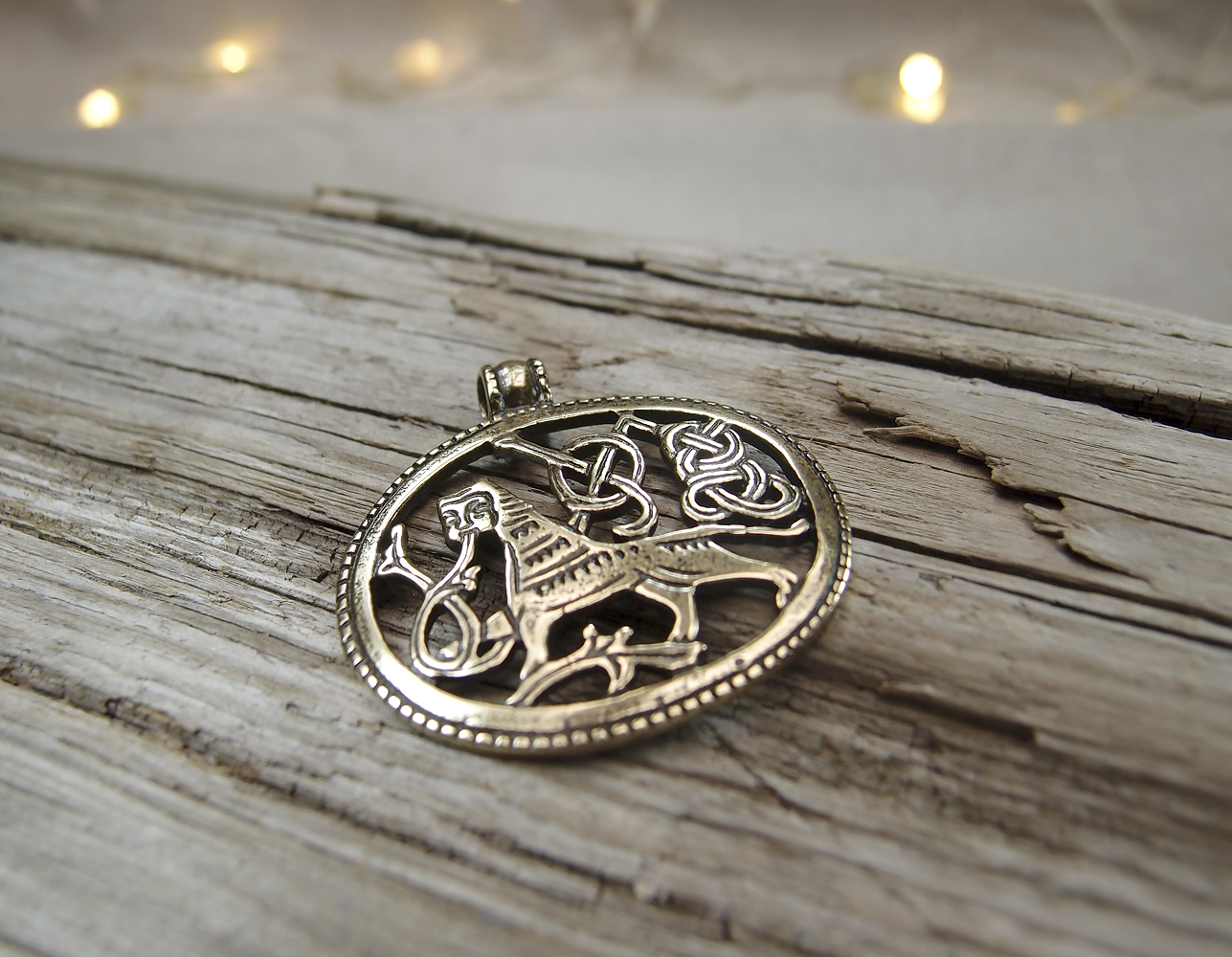 Подвеска прорезная «Царь зверей»