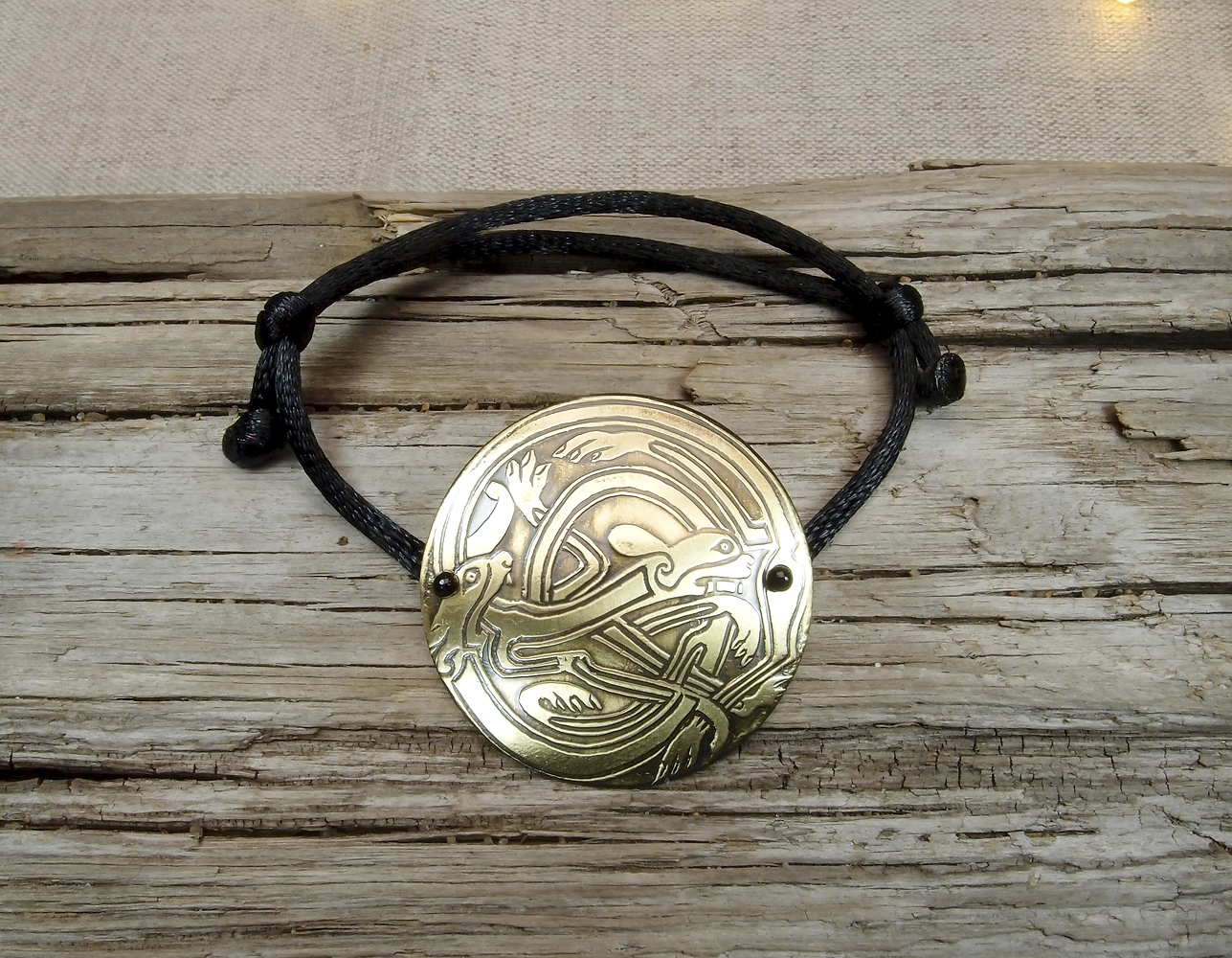 Браслет-шнурок «Кельтские переплетенные собаки». Тиснение