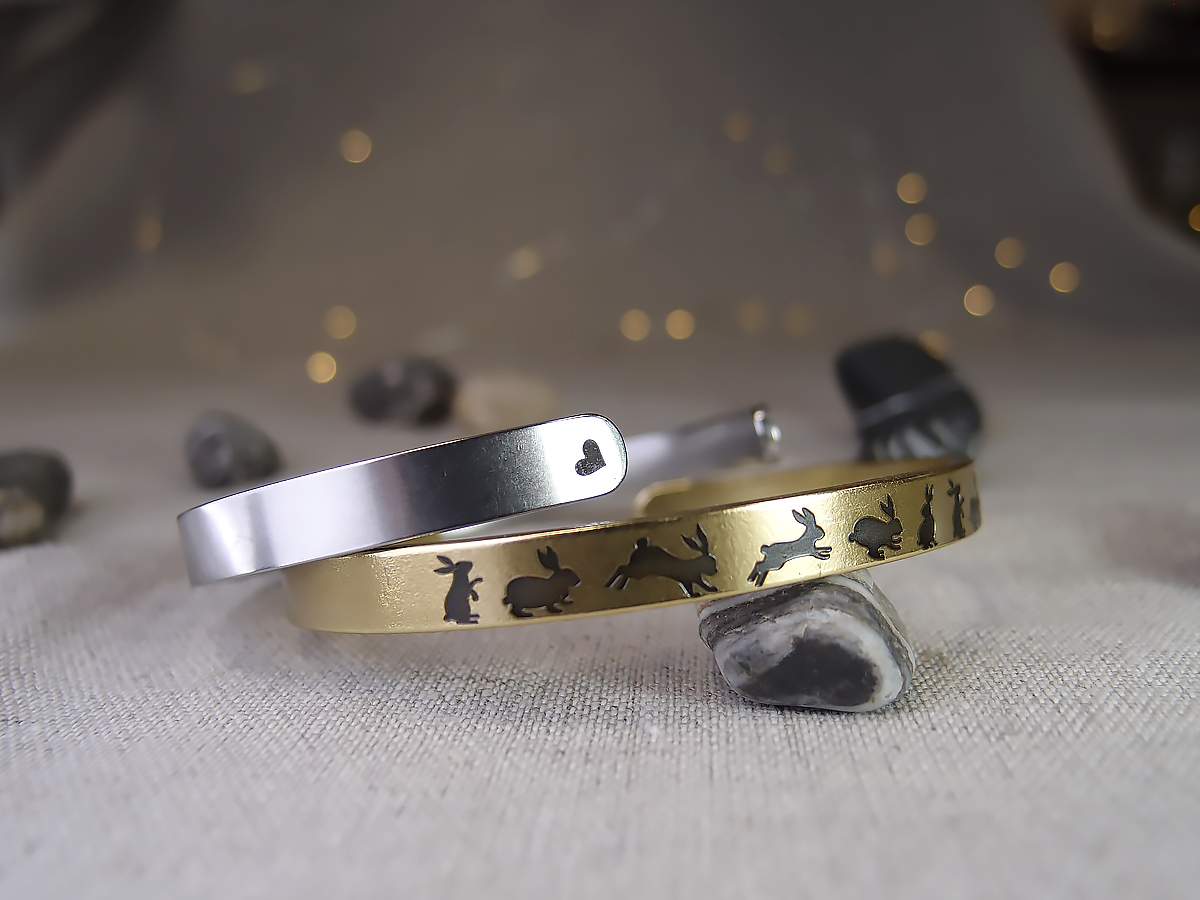 Браслет-мотиватор жесткий 7 мм «Зайцы» № 1. Толщина 2 мм