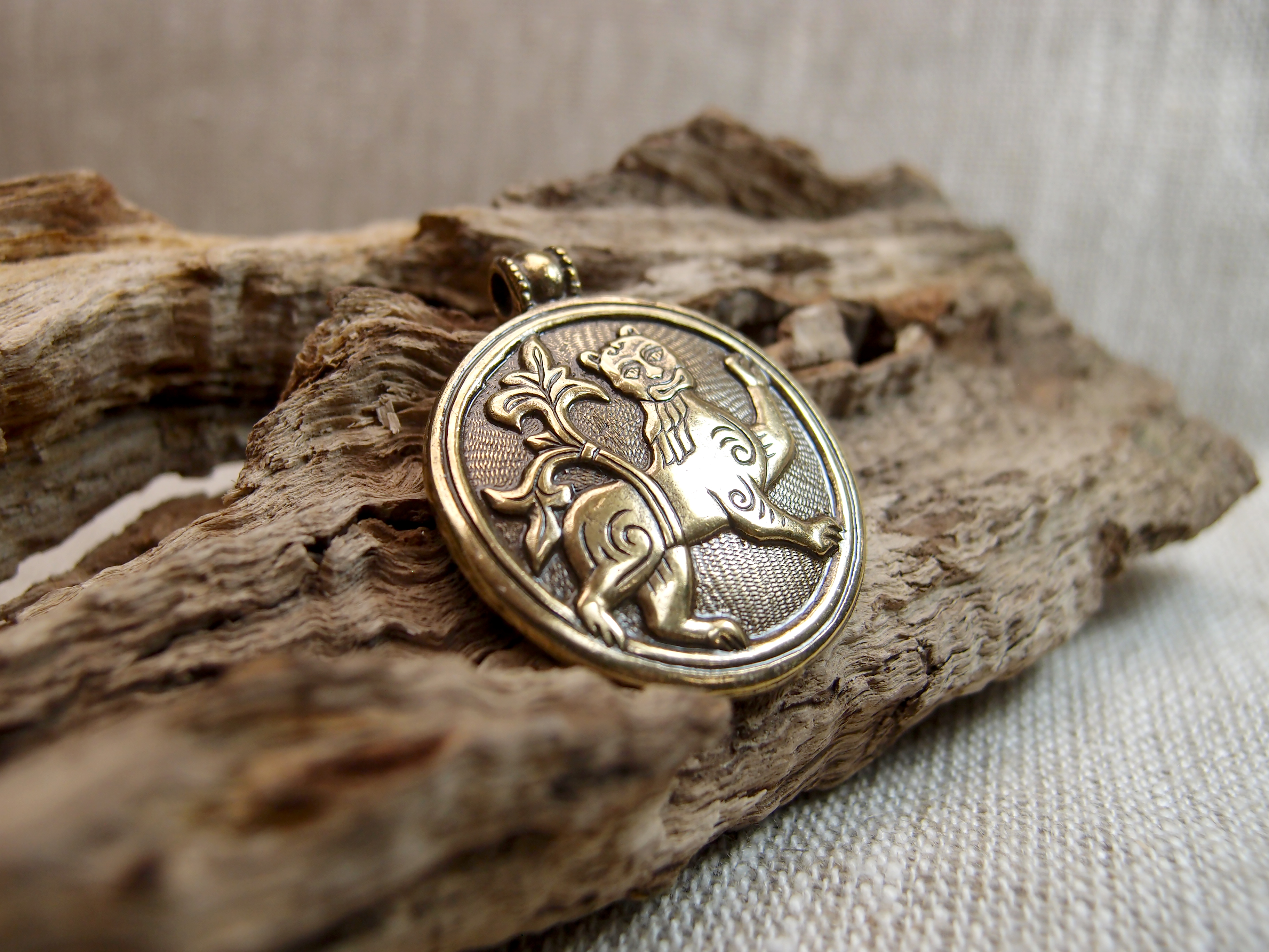 Подвеска литая «Могучий лев»