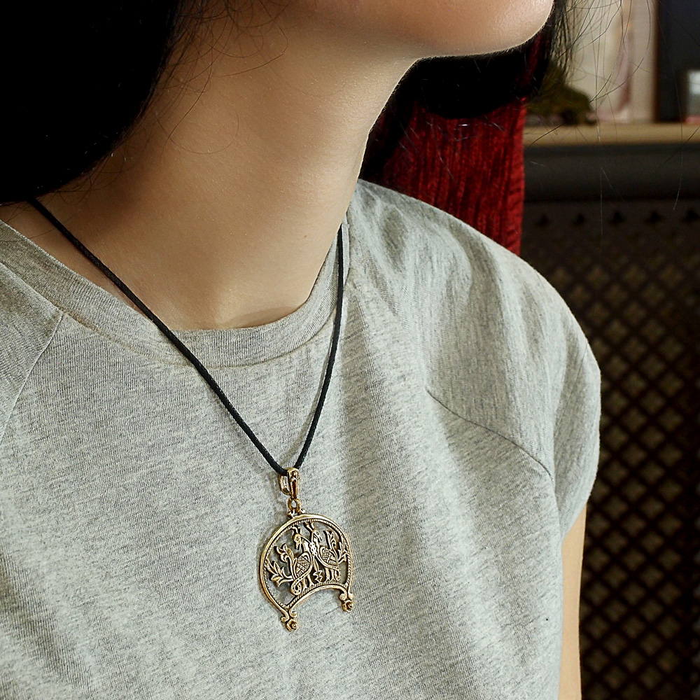 Прорезная лунница «Широкорогая с парой птиц»