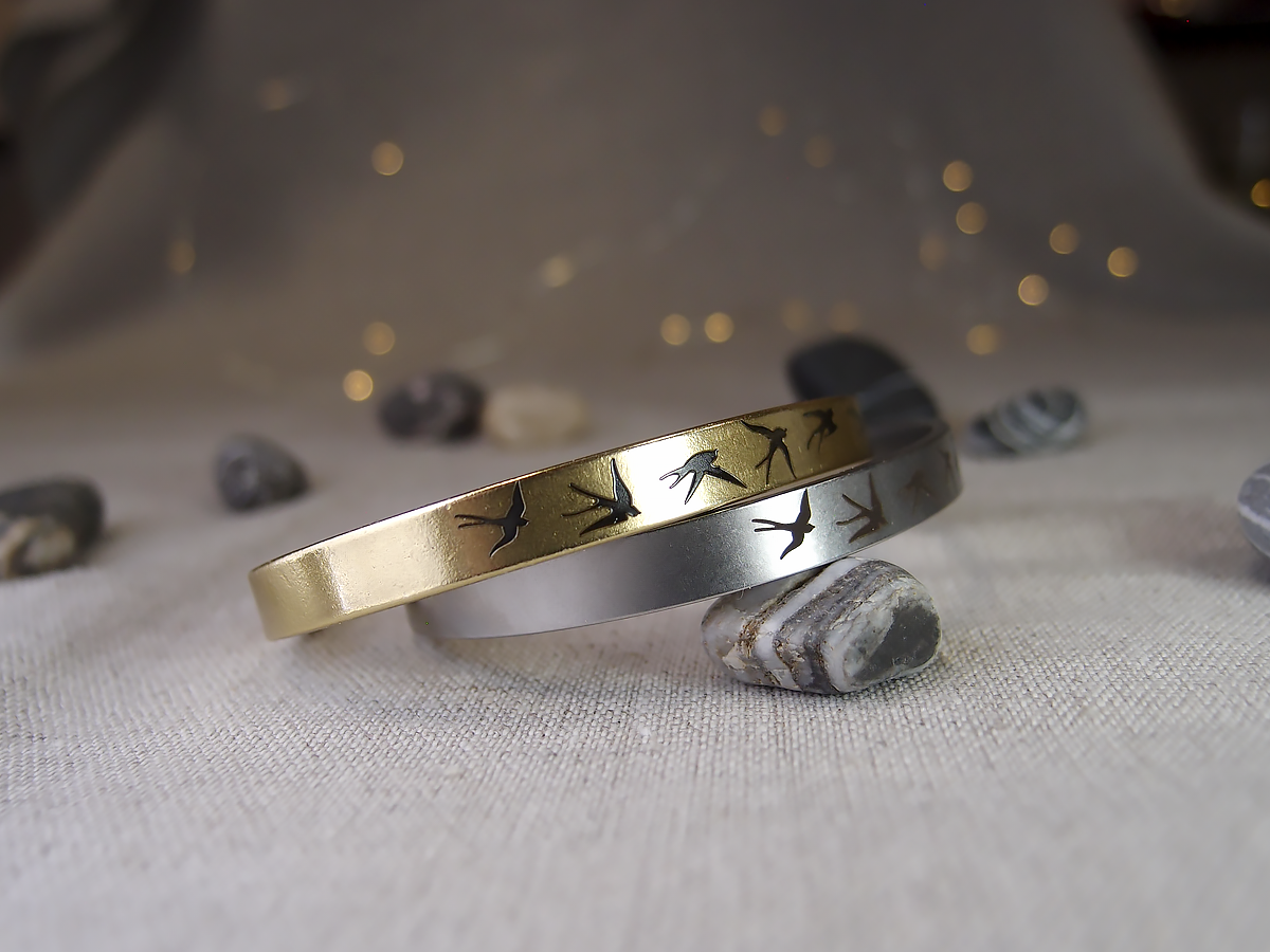 Браслет-мотиватор жесткий 7 мм «Ласточки» № 1. Толщина 2 мм