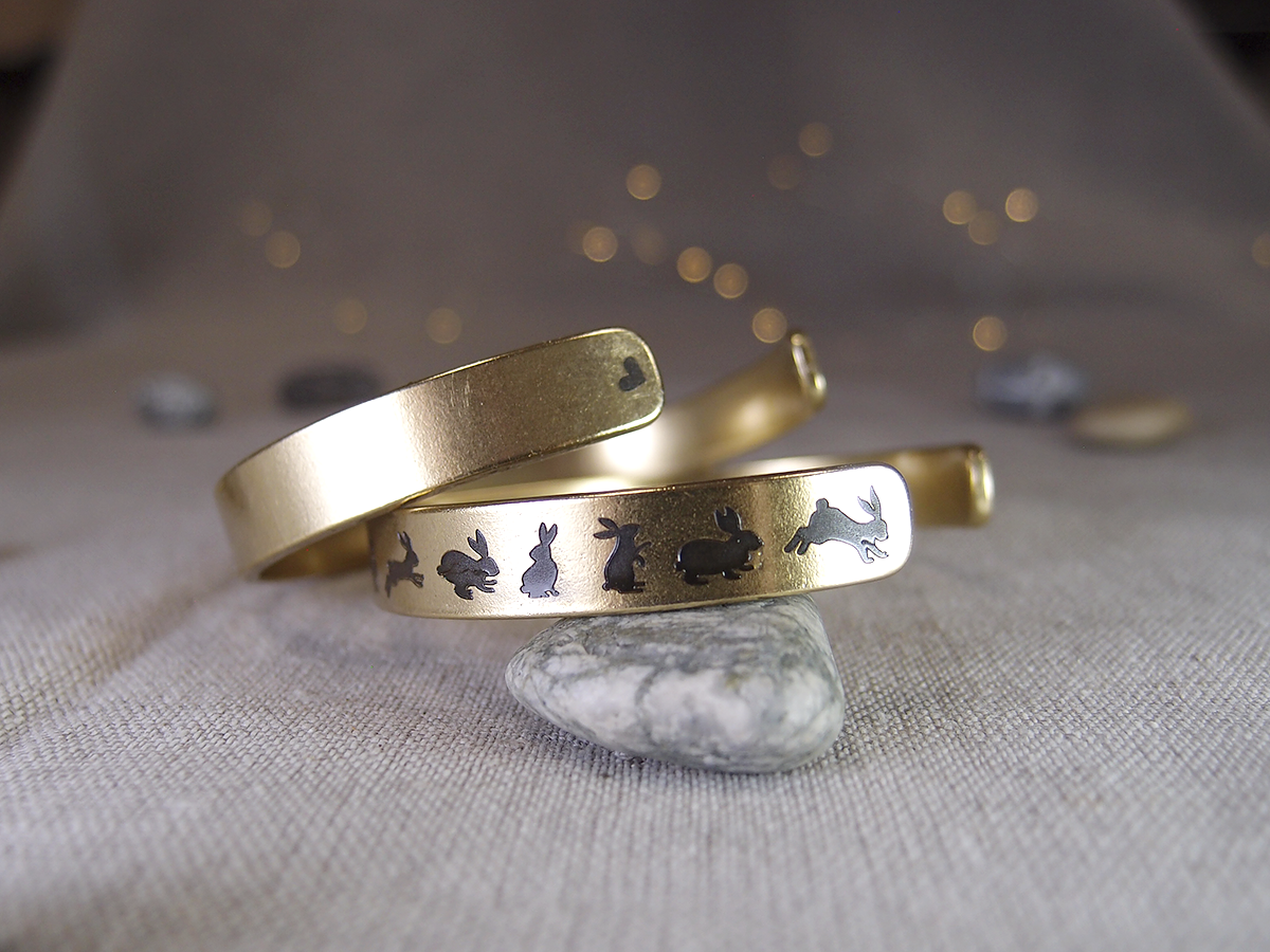 Браслет жесткий 9 мм «Зайцы» № 1. Толщина 2 мм