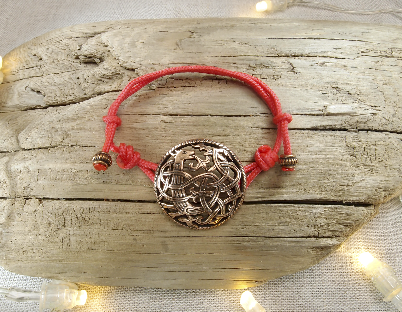 Браслет-шнурок «Неведомый зверь»