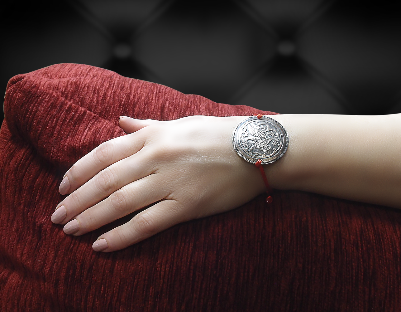 Браслет-шнурок «Суздальская птица». Тиснение