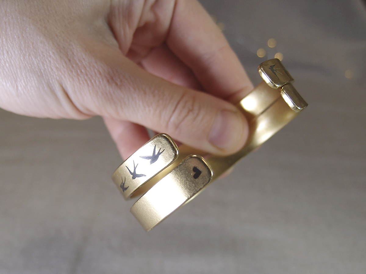 Браслет жесткий 9 мм «Ласточки» № 2. Толщина 2 мм