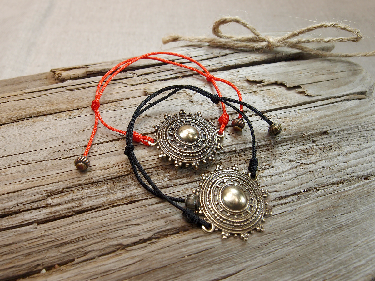 Браслет-шнурок «Солнечные зёрна»