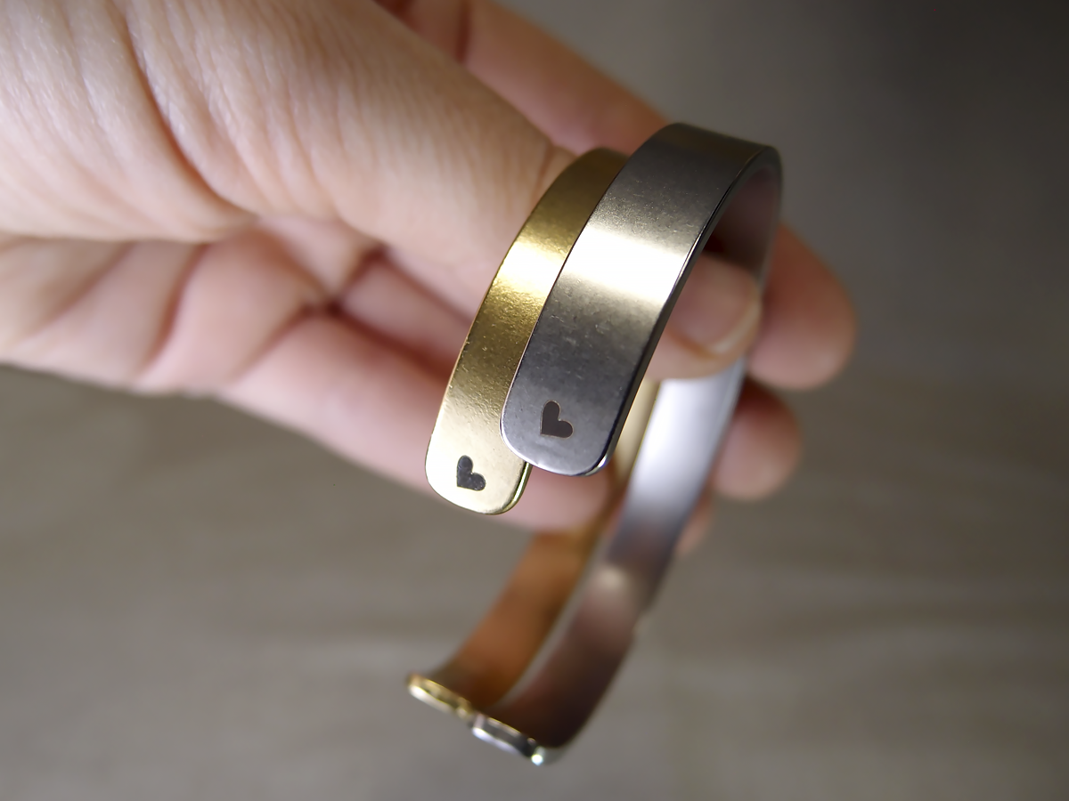 Браслет жесткий 9 мм «Зайцы» № 1. Толщина 2 мм