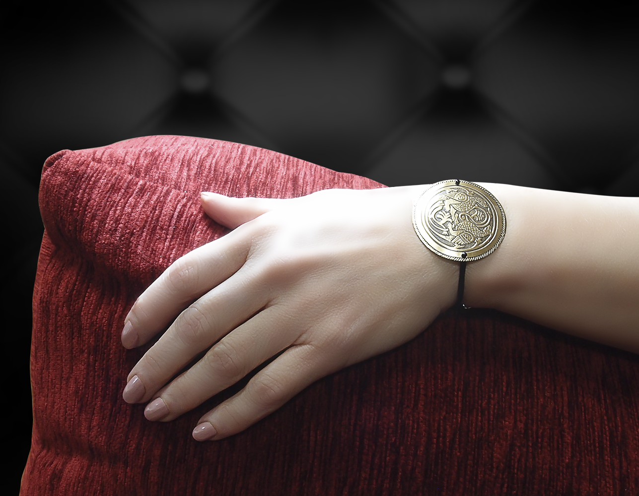 Браслет-шнурок «Симарглы». Тиснение