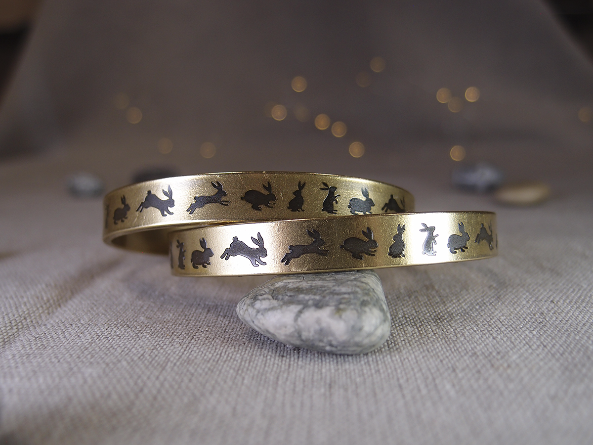 Браслет жесткий 9 мм «Зайцы» № 1. Толщина 2 мм