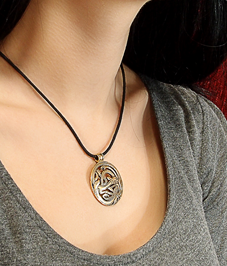 Подвеска прорезная «Переплетённые собаки»