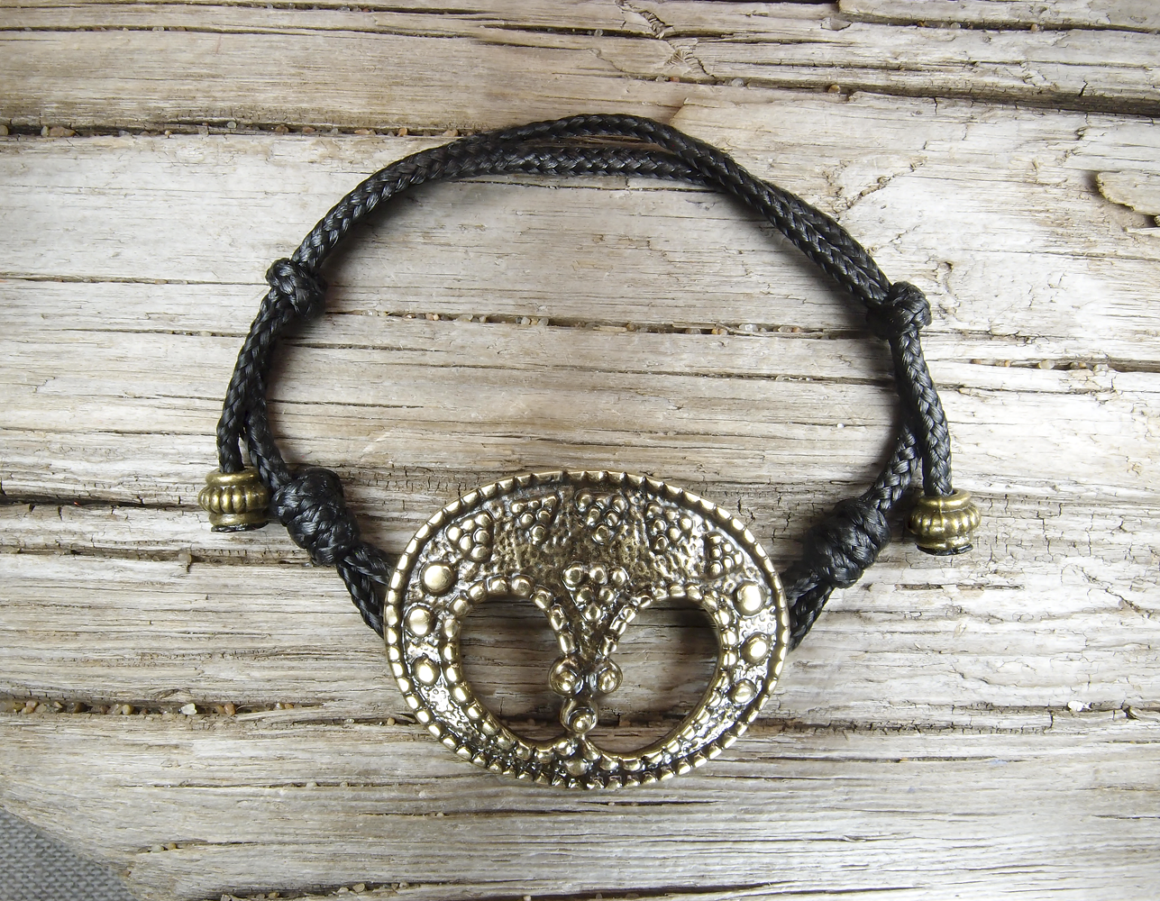 Браслет-шнурок «Замкнутая лунница»